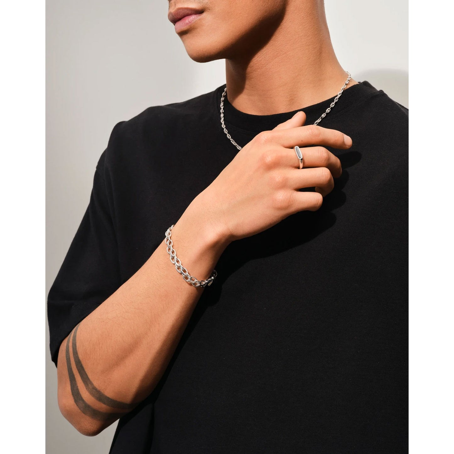 
                  
                    Mario Ring White MOP
                  
                