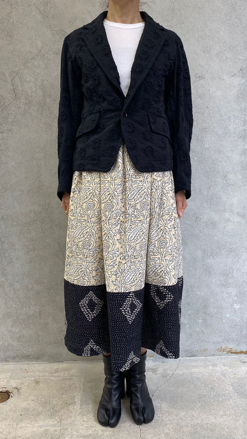 
                  
                    プリント×ハンド刺繍スカート-BEIGE/BLACK-
                  
                