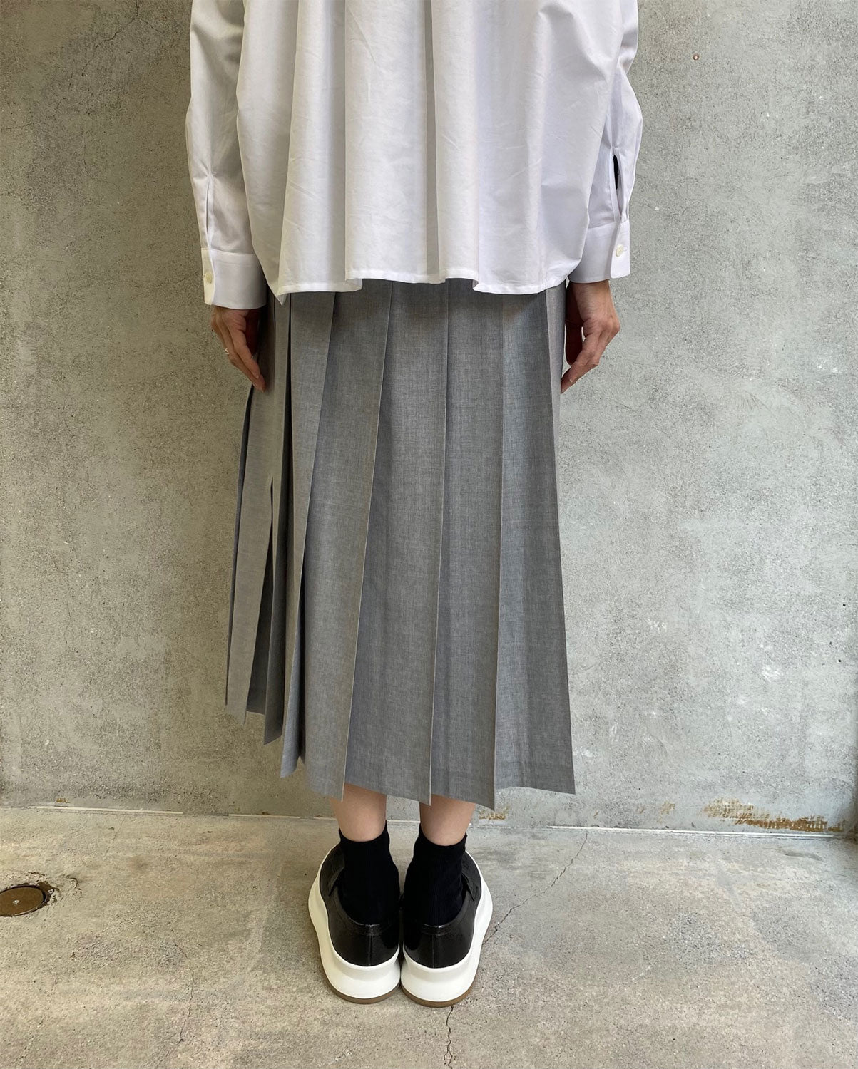 
                  
                    ウールトロプリーツスカート-TOP GRAY-
                  
                