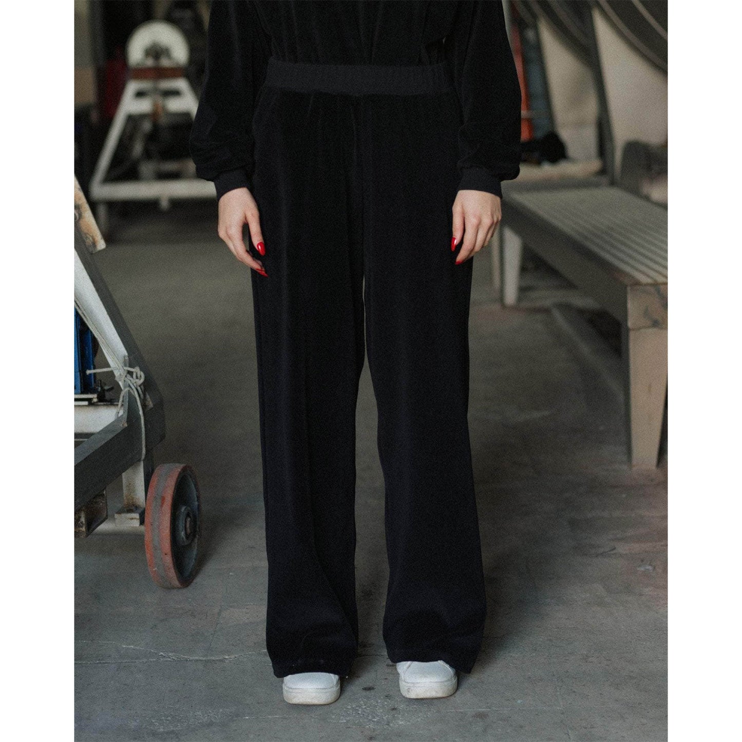 
                  
                    TRE SWEATPANTS-BLACK
                  
                