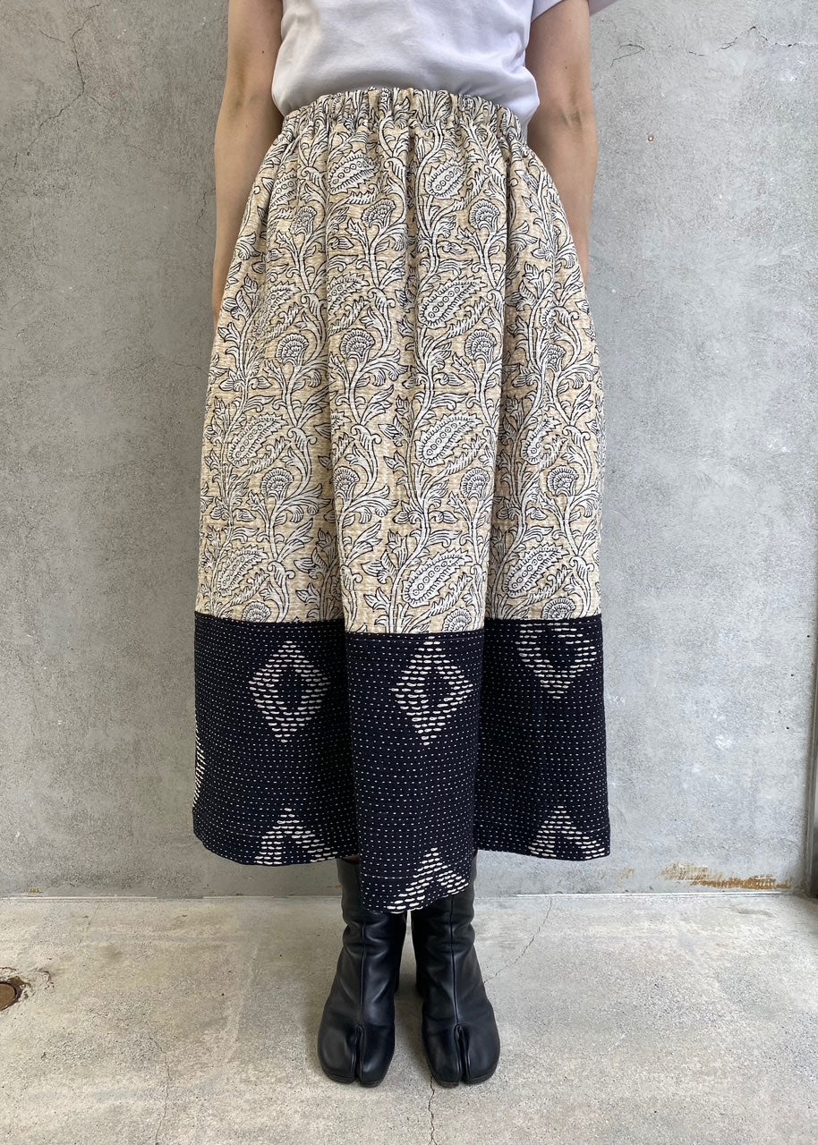 
                  
                    プリント×ハンド刺繍スカート-BEIGE/BLACK-
                  
                