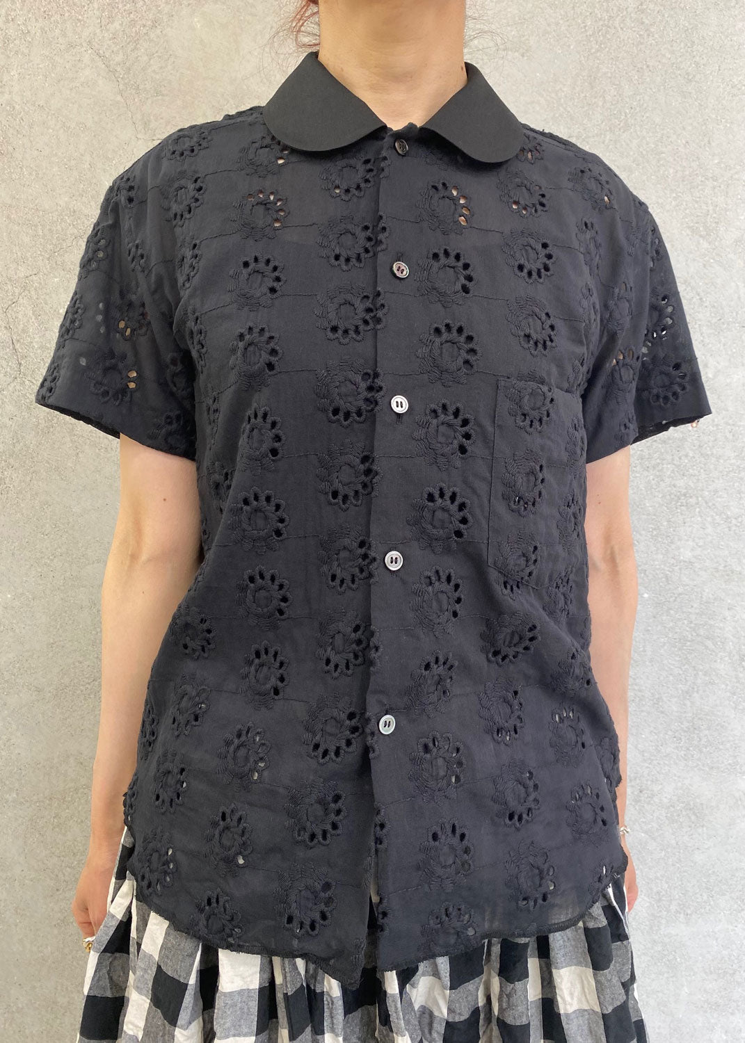 
                  
                    フラワーカットワークブラウス-BLACK-
                  
                