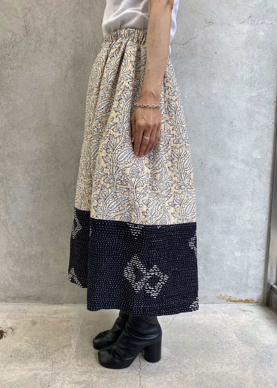 
                  
                    プリント×ハンド刺繍スカート-BEIGE/BLACK-
                  
                