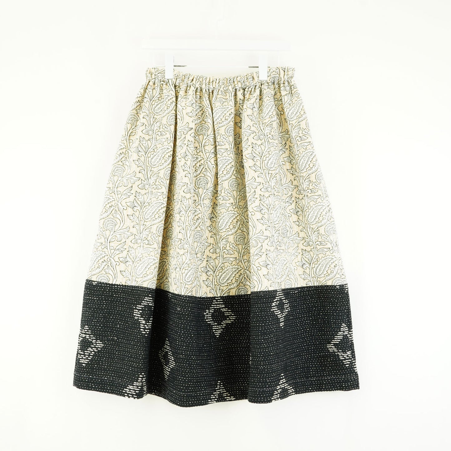 
                  
                    プリント×ハンド刺繍スカート-BEIGE/BLACK-
                  
                