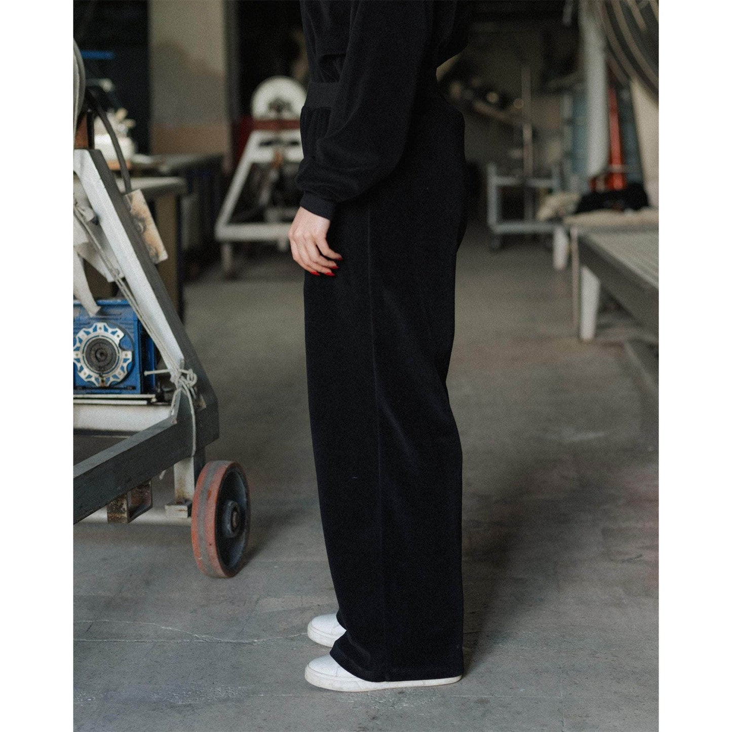 
                  
                    TRE SWEATPANTS-BLACK
                  
                