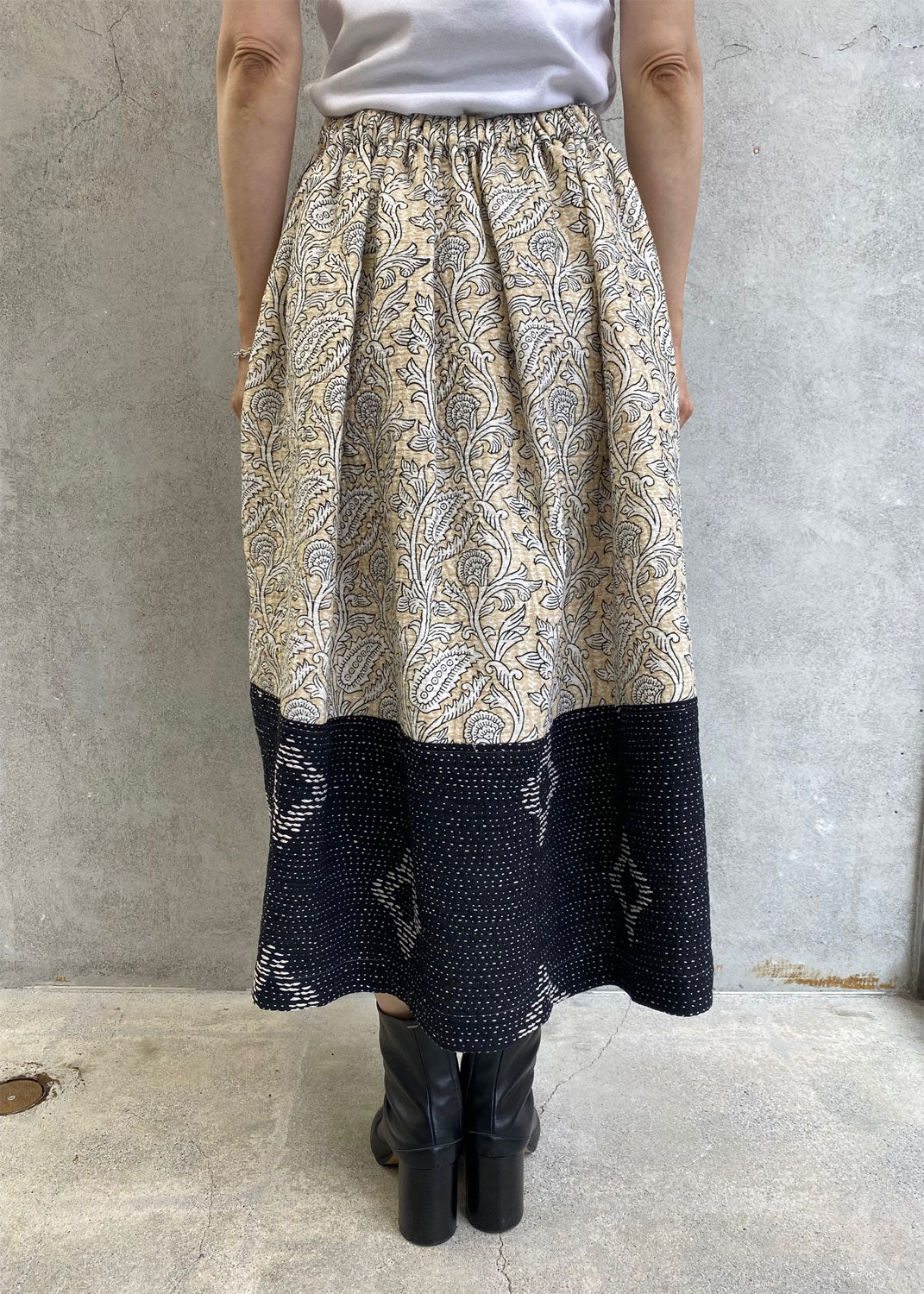 
                  
                    プリント×ハンド刺繍スカート-BEIGE/BLACK-
                  
                