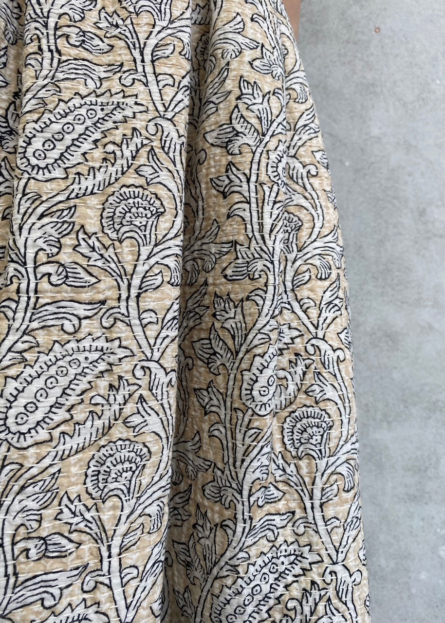 
                  
                    プリント×ハンド刺繍スカート-BEIGE/BLACK-
                  
                