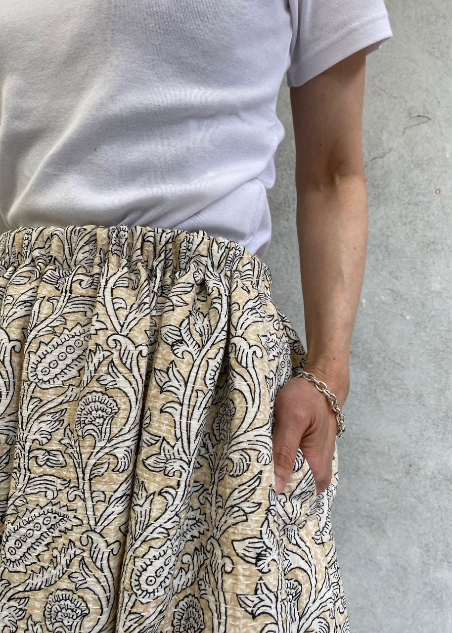 
                  
                    プリント×ハンド刺繍スカート-BEIGE/BLACK-
                  
                