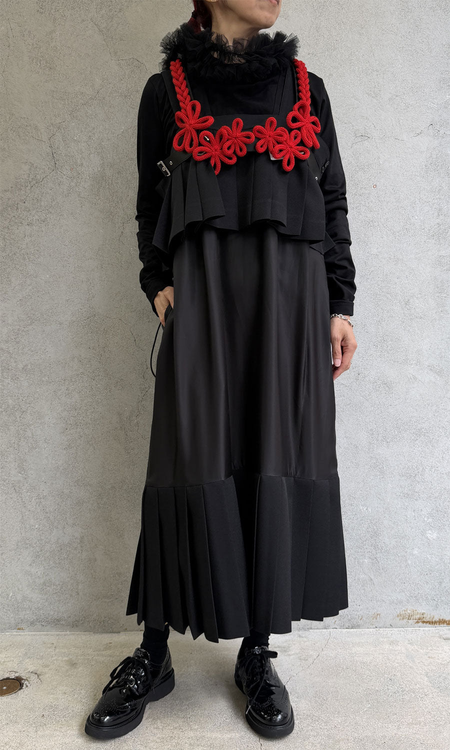 
                  
                    Flower-motif harness
                  
                