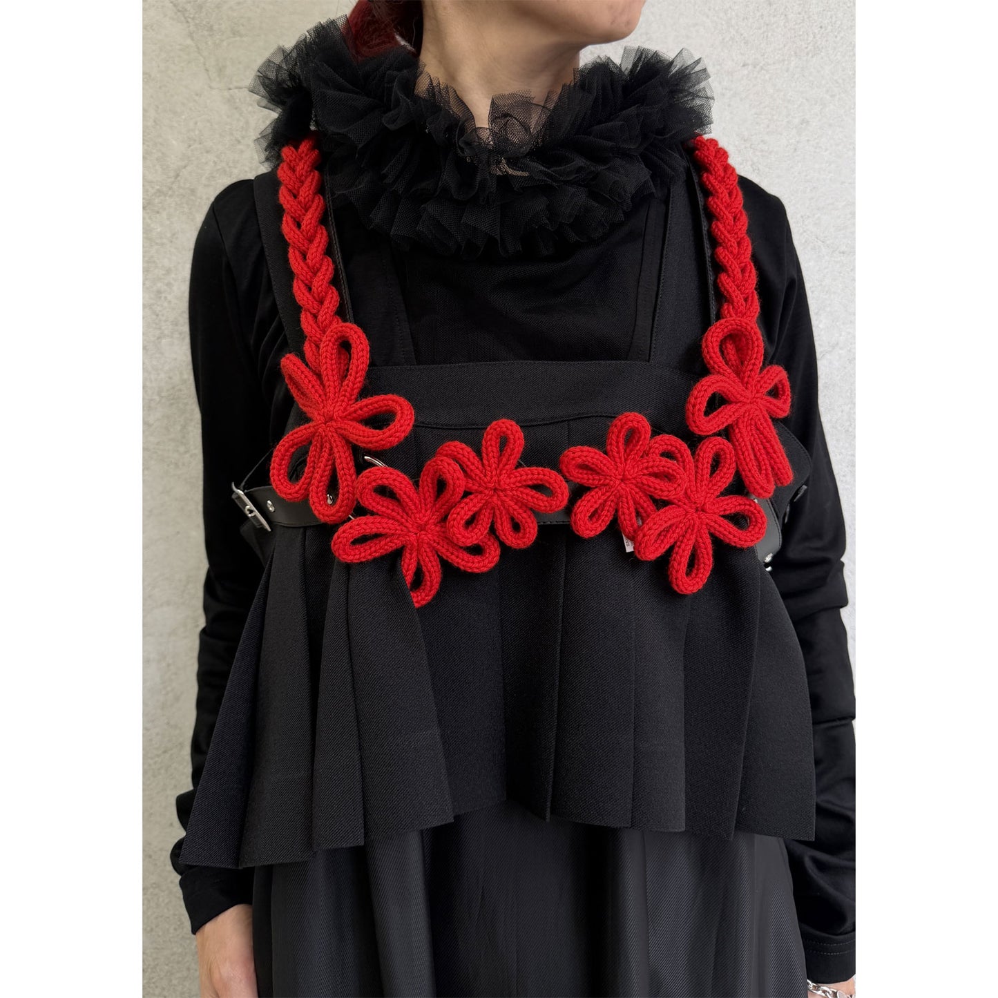 
                  
                    Flower-motif harness
                  
                
