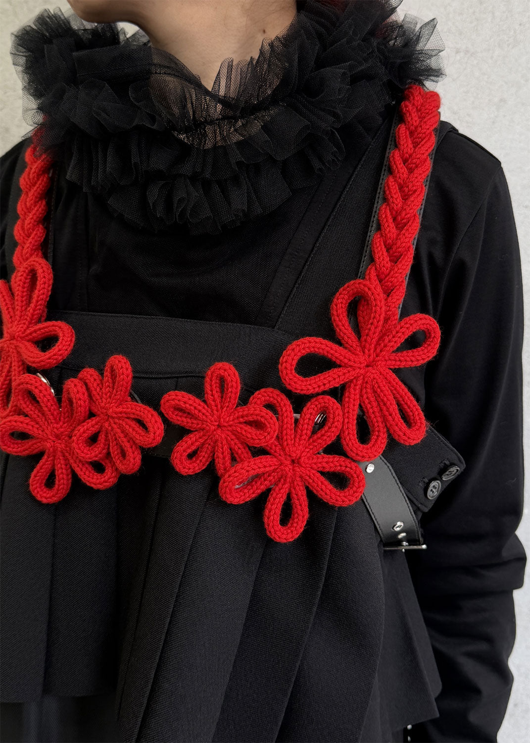 
                  
                    Flower-motif harness
                  
                