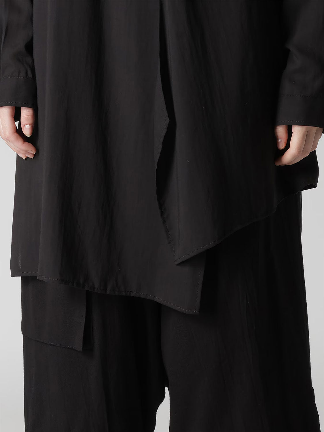 
                  
                    CELLULOSE LAWN STAND COLLAR BLOUSE-BLACK-
                  
                