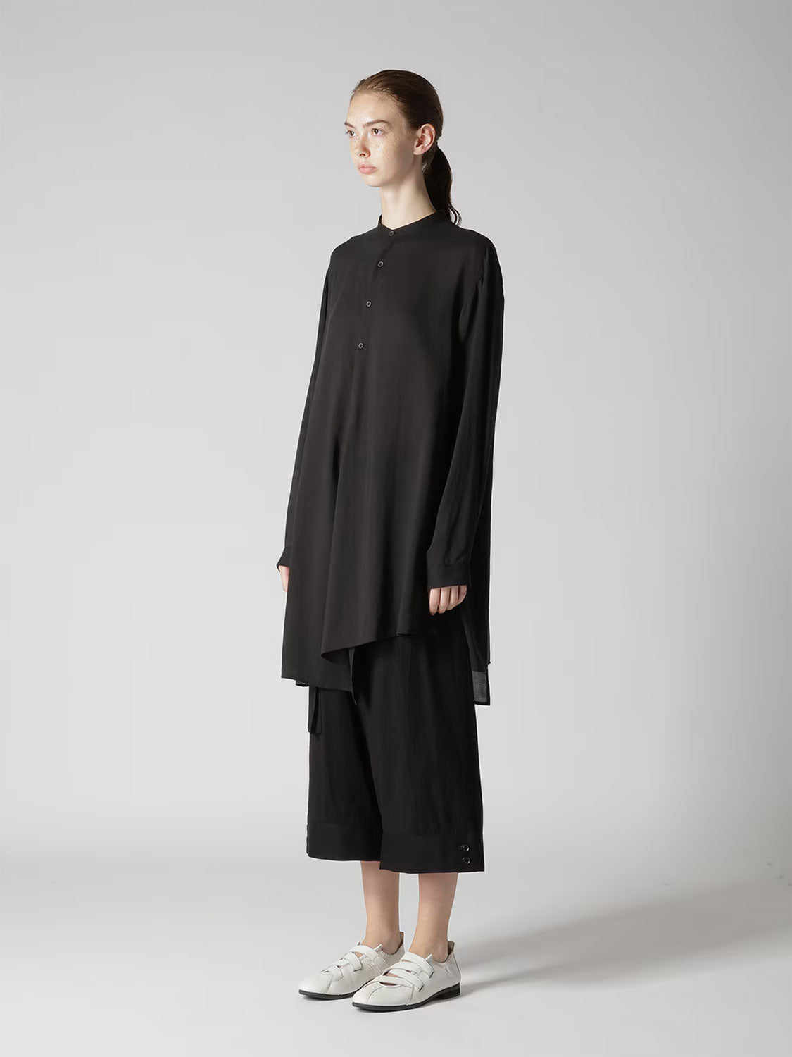 
                  
                    CELLULOSE LAWN STAND COLLAR BLOUSE-BLACK-
                  
                