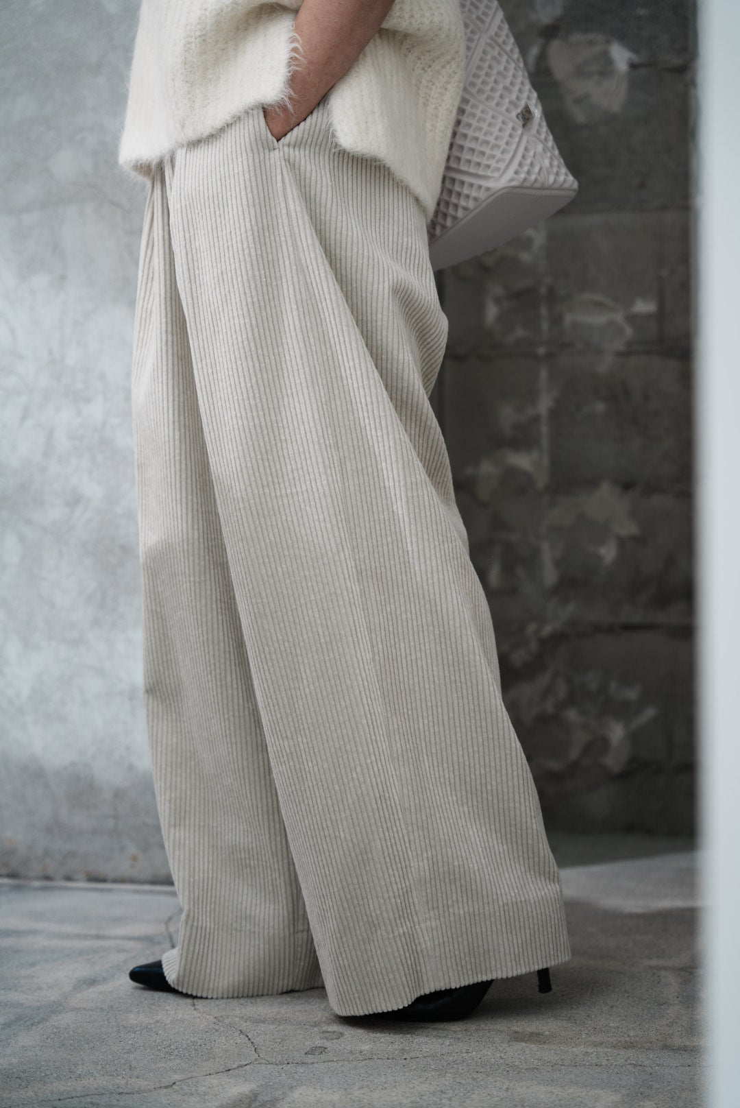 
                  
                    5W COTTON CORDUROY TUCKED PANTS
                  
                