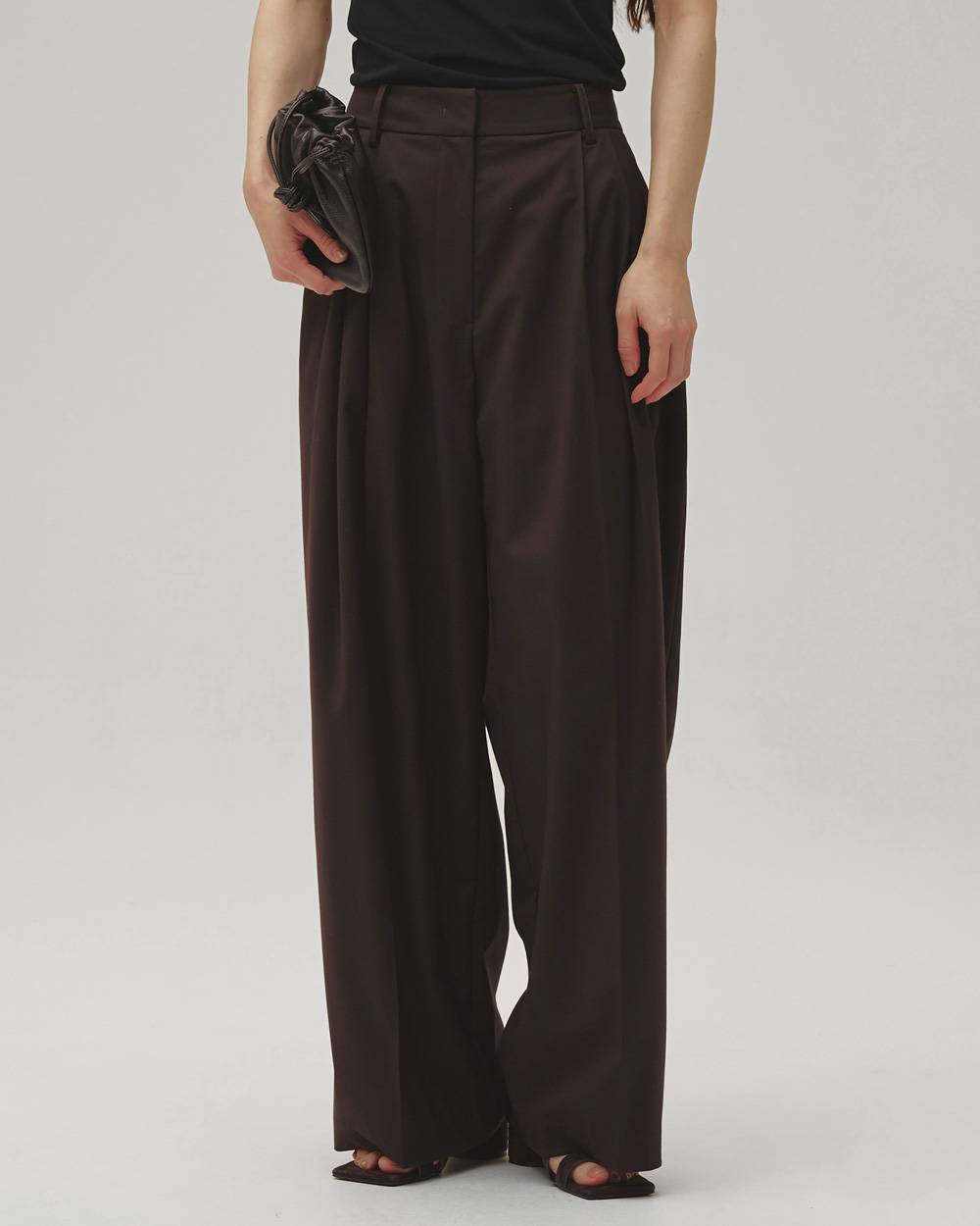 Lightweight Tuck Trousers – OBLIGE