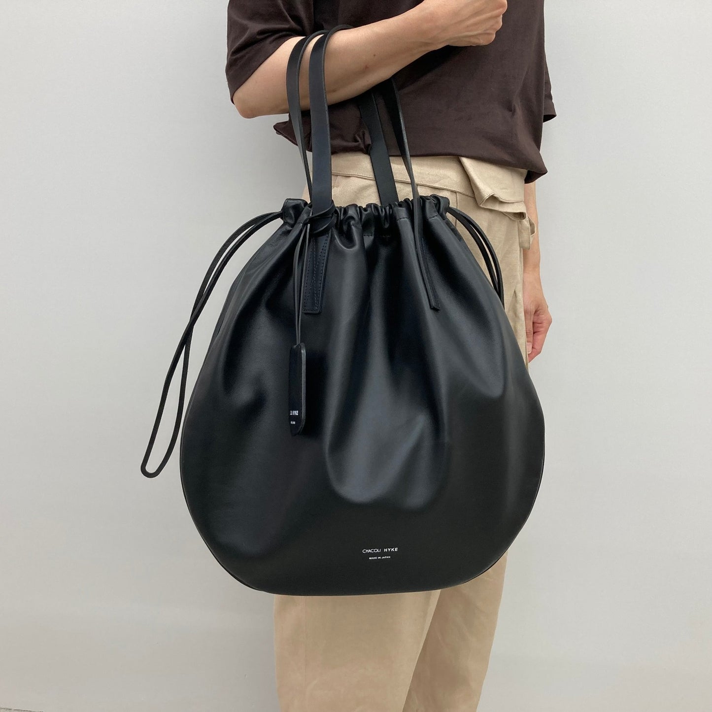 色はホワイト×ブラックですCHACOLI×HYKE LEATHER DRAWSTRING BAG ...