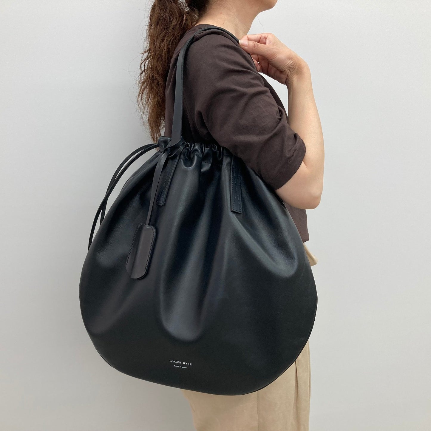 LEATHER DRAWSTRING TOTE BAG CHACOLI × HYKE – OBLIGE
