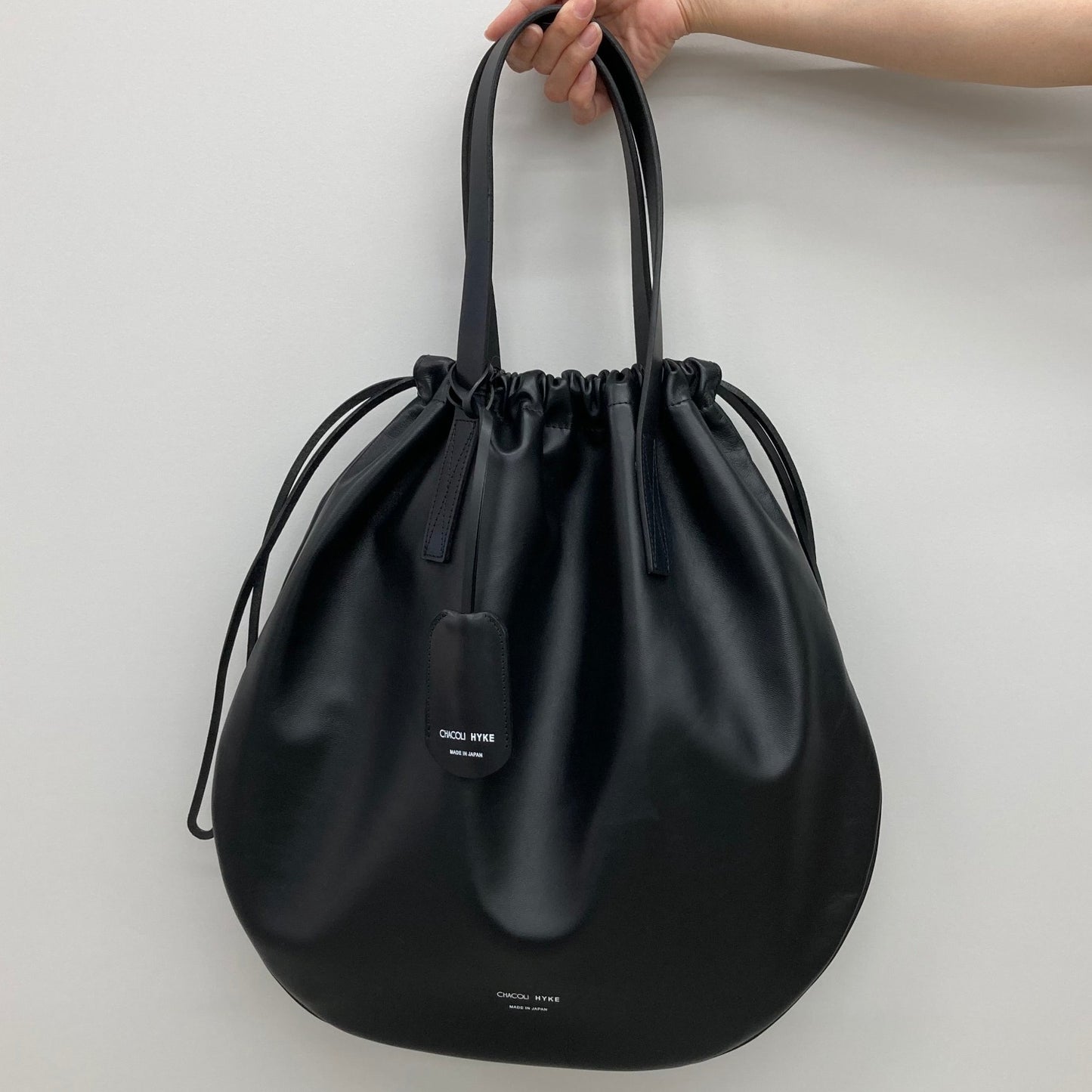 LEATHER DRAWSTRING TOTE BAG CHACOLI × HYKE – OBLIGE