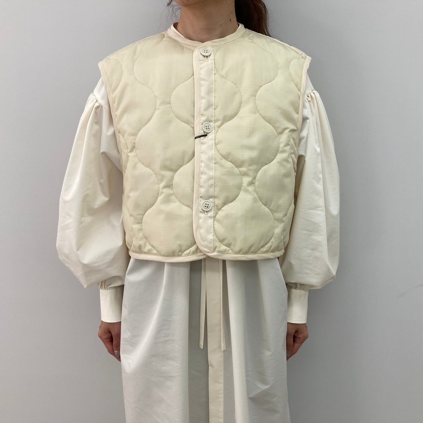 HYKE QUILTED CROPPED VEST オリーブ - トップス