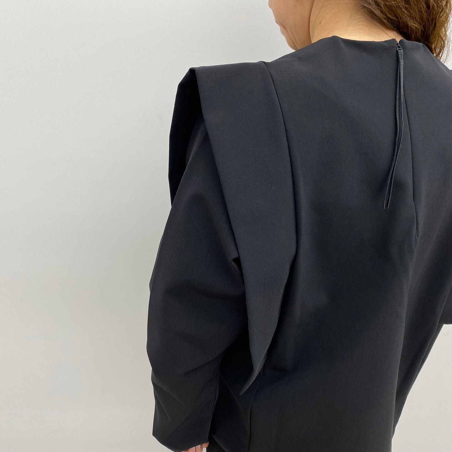 
                  
                    STRETCH POWER SHOULDER TOP
                  
                