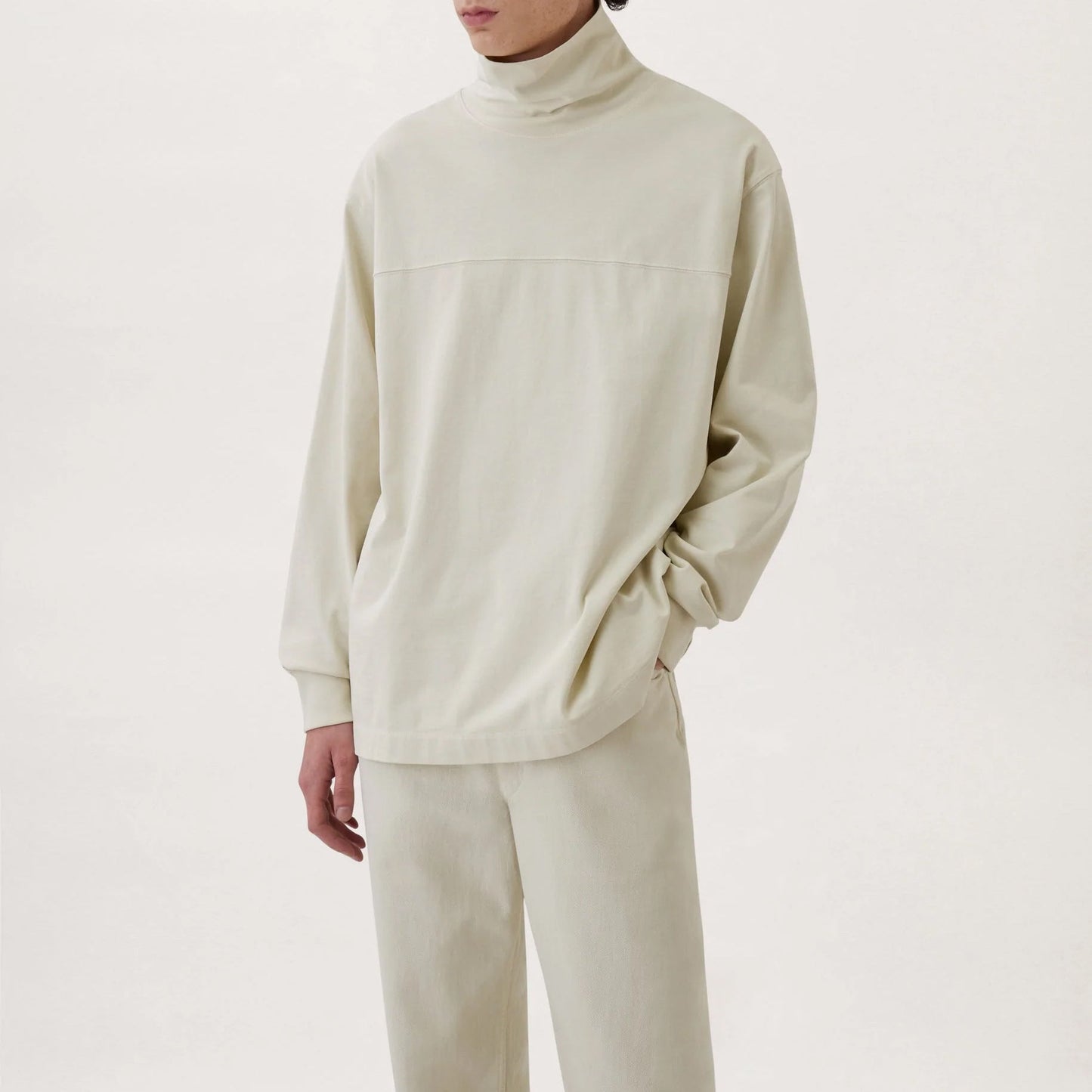 
                  
                    HIGH COLLAR SWEATSHIRT
                  
                