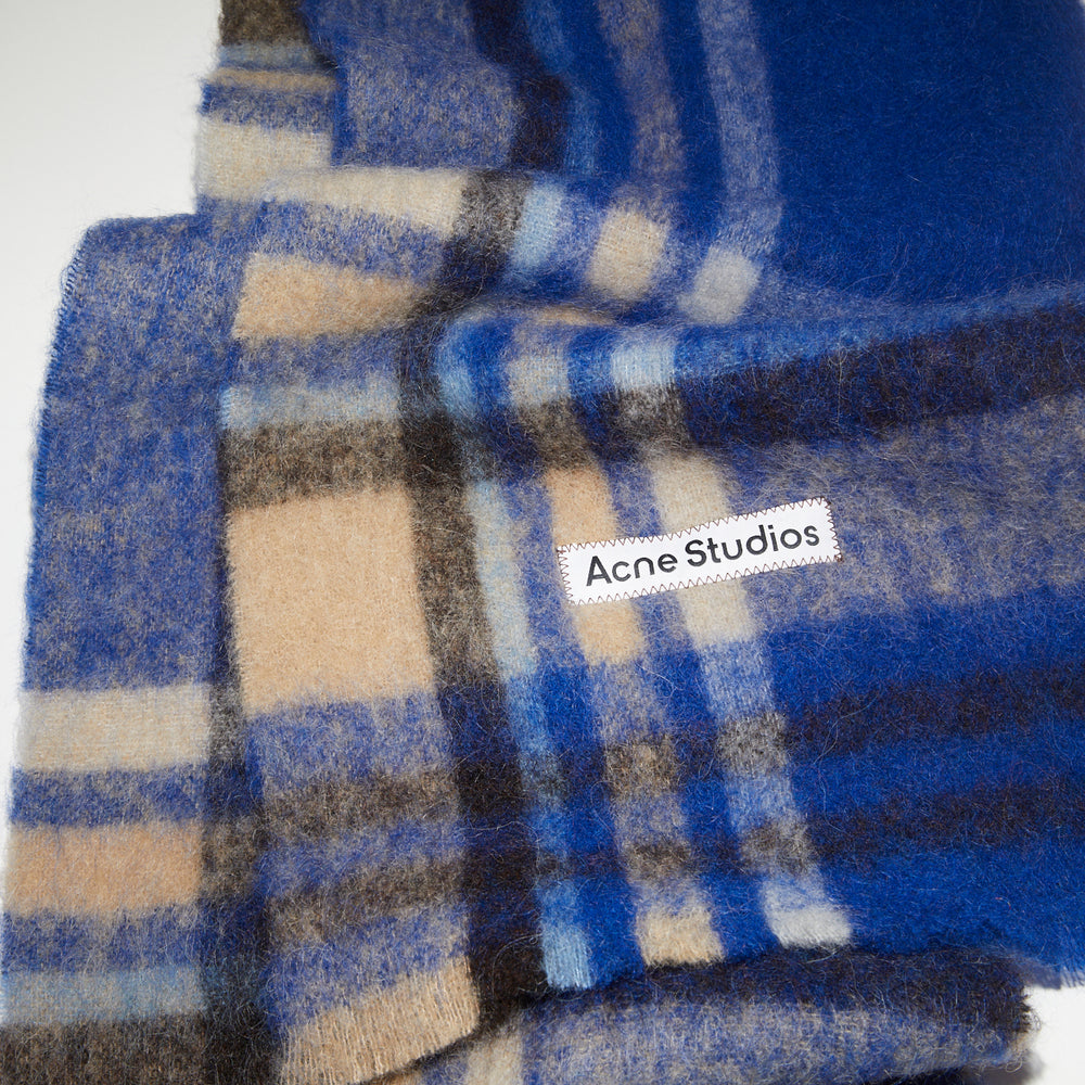 
                  
                    CHECKED LOGO WOOL SCARF
                  
                