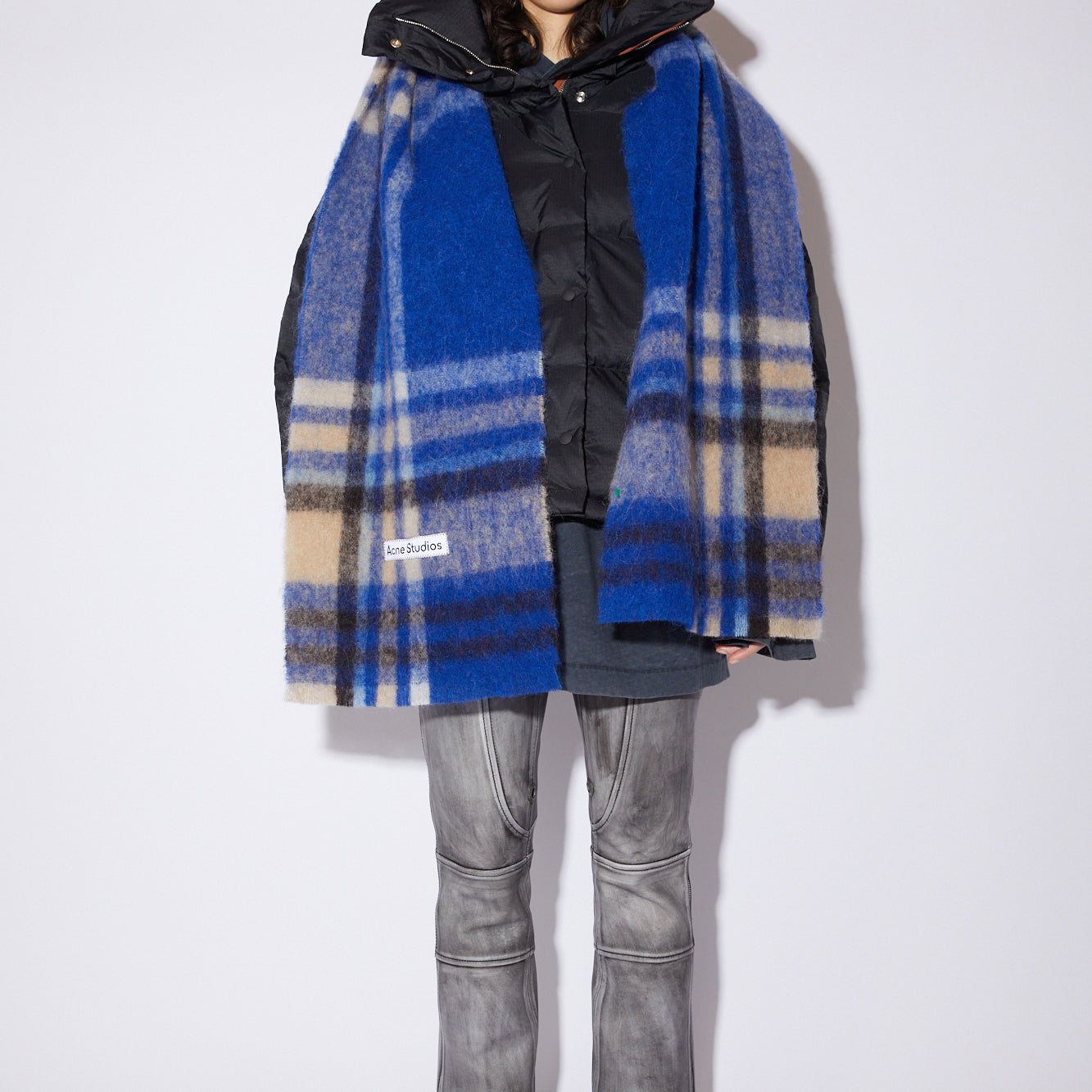 
                  
                    CHECKED LOGO WOOL SCARF
                  
                